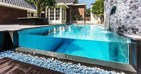 El uso de precauciones de la piscina acrílica.