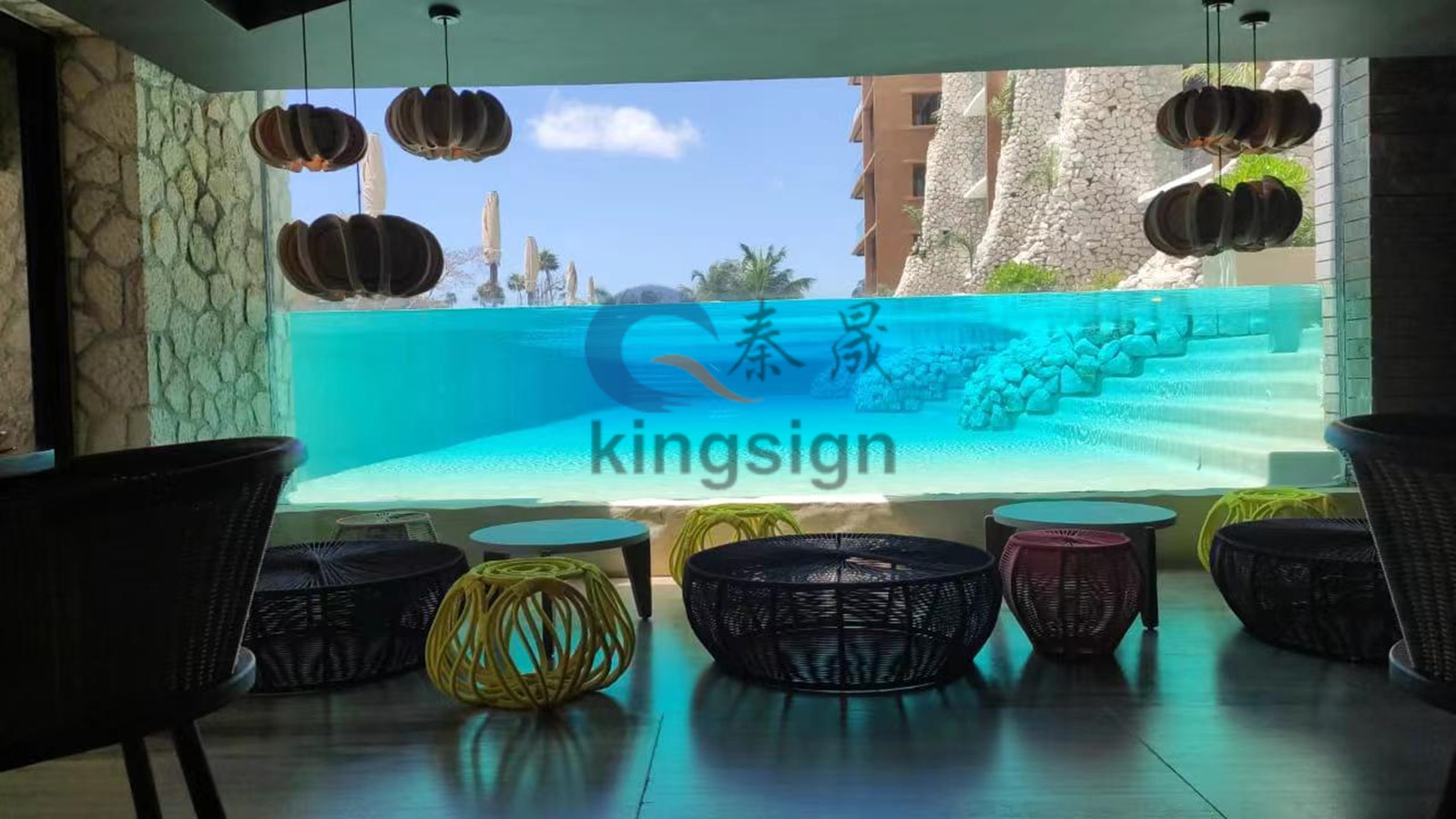 Ventana acrílica de la piscina del hotel