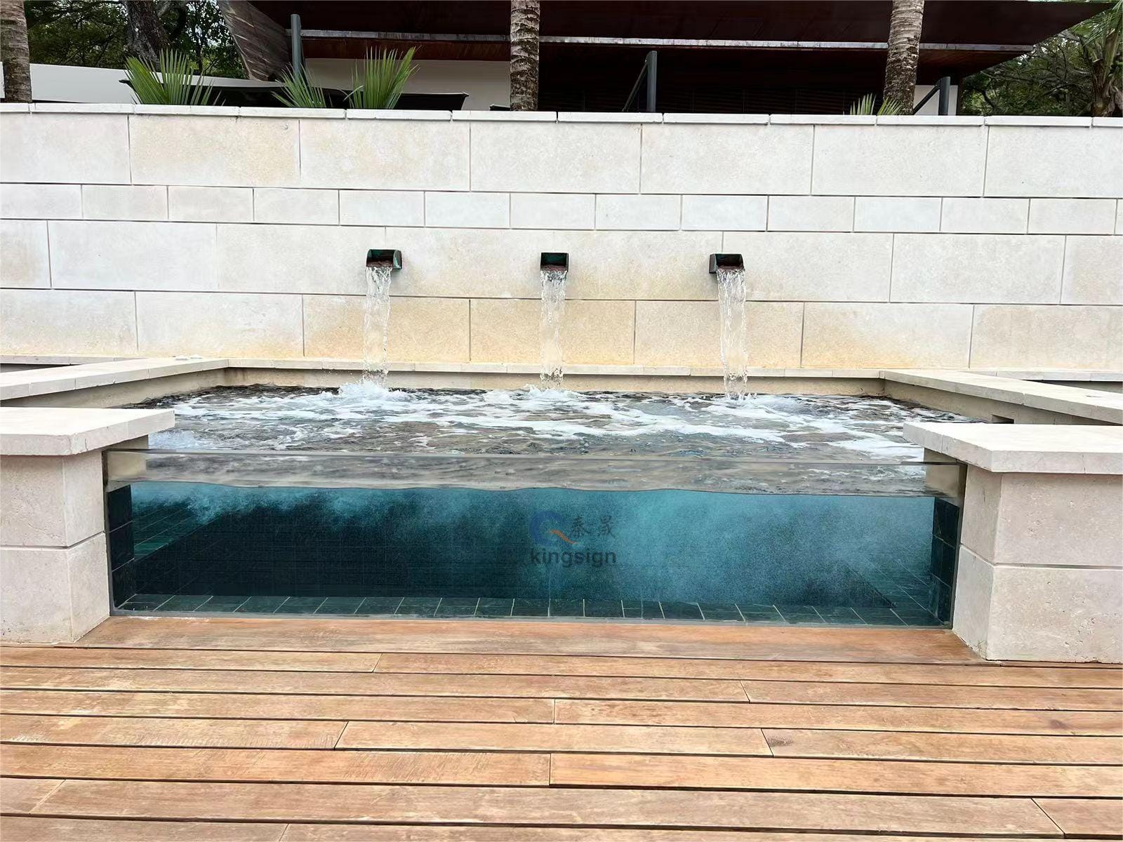 ¿Por qué se usan la hoja acrílica en lugar del vidrio como ventanas de piscina?